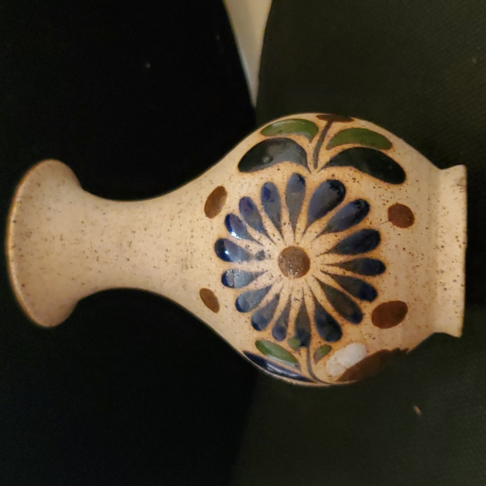 VINTAGE MEXICAN FOLK POTTERY VASE.